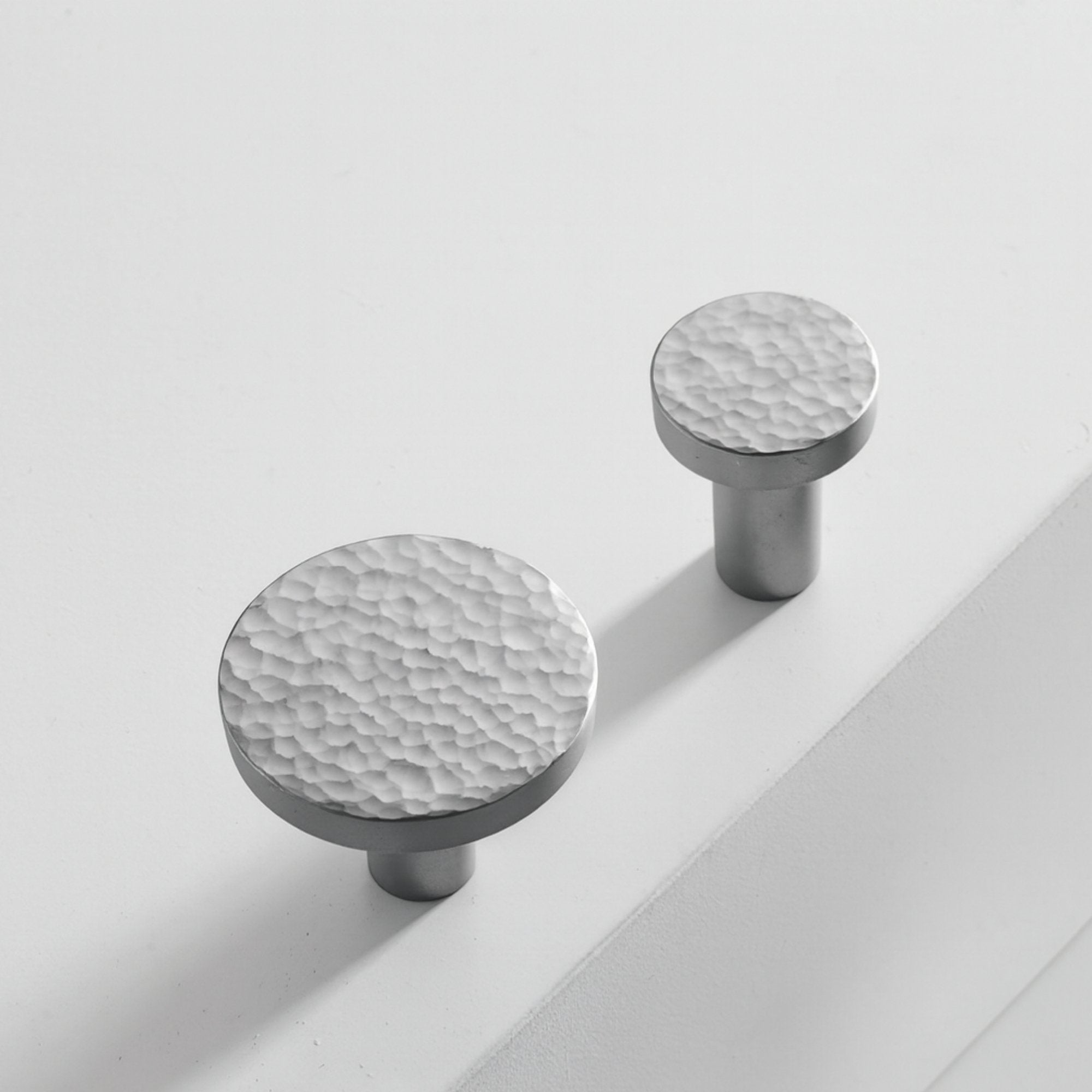 Knopp 1051 i hamrad krom