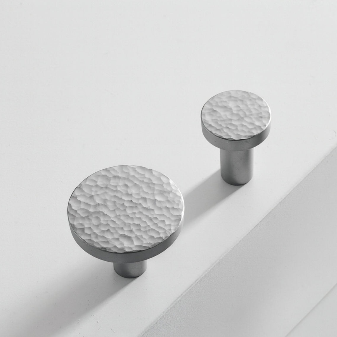 Knopp 1051 i hamrad krom