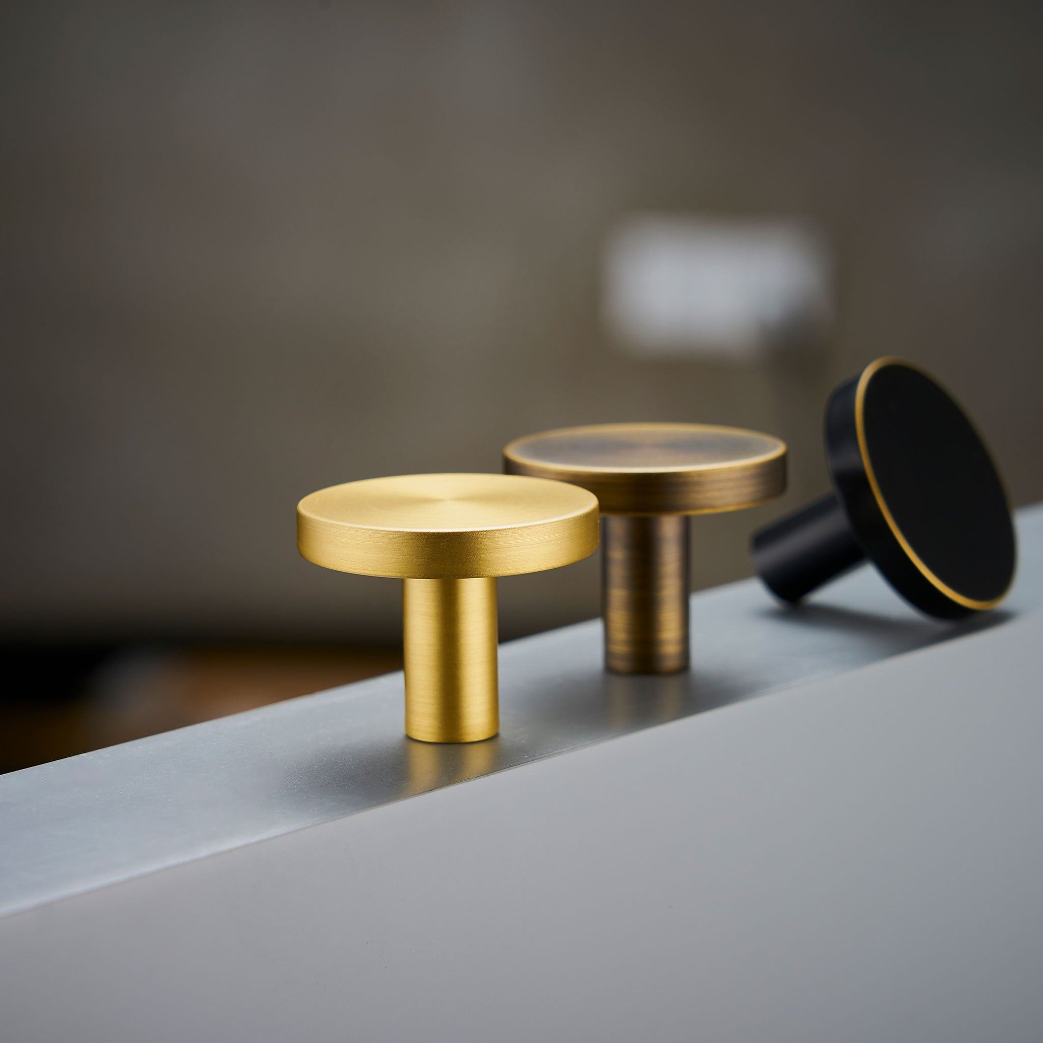 Knopp 1051 | Svart/Mässing - Dooroom